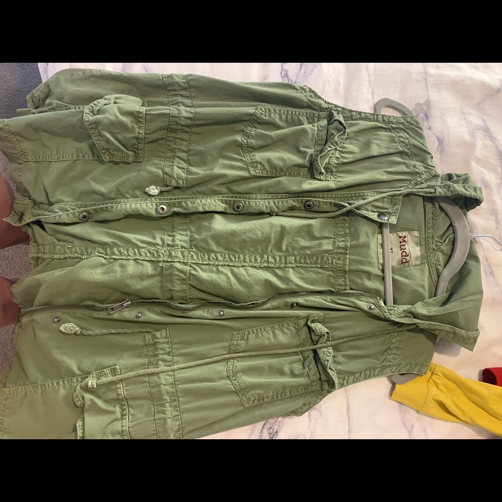sleeveless army green cardigan/vest